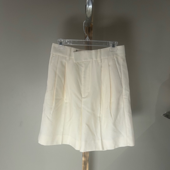 Banana Republic Women’s Pleated Dress Shorts Cream Size 4 NWT - Picture 2 of 8